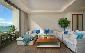 Stunning Apartments Across My Khe Beach ! Rooftop Pool & Gym